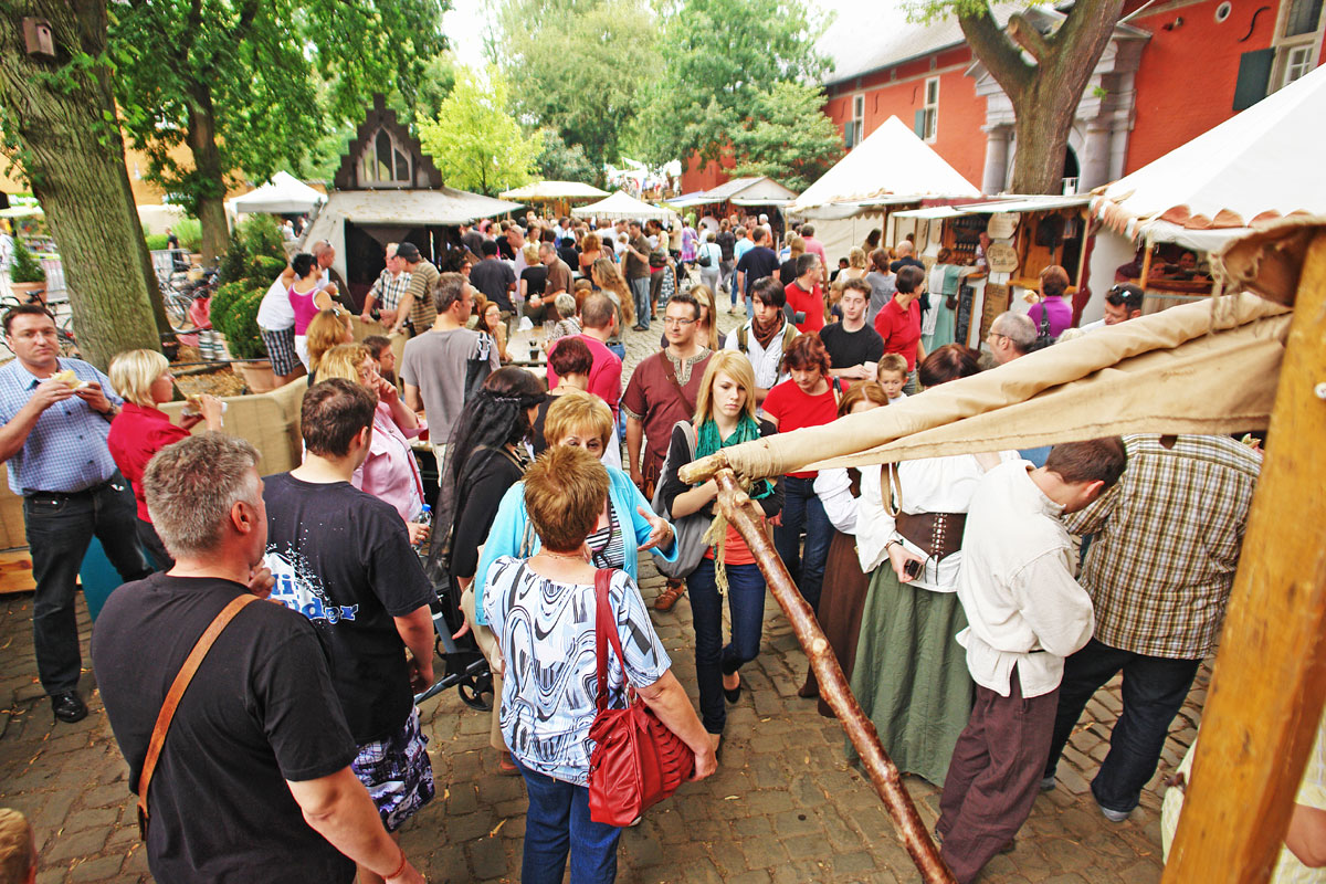 Großes Tummeln auf dem mitterlalterlichen Markt